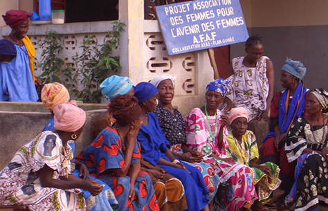 Versammlung von Dorfhebammen in Guinea