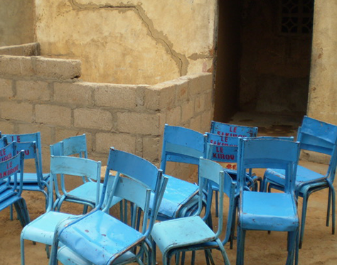 Blaue Leihstühle für Bürgerversammlungen in Westafrika